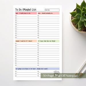 Può includere: Un blocco note staccabile da 50 pagine bianche con una lista "To Do (Maybe)". La lista è divisa in quattro sezioni: "ugh...I really have to do", "meh...should probably do", "maybe I could do (if I must)" e "if I have time (but not likely)".