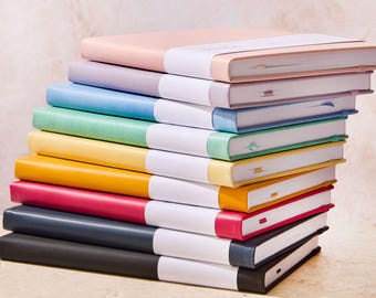 Cuaderno A5 de páginas en blanco con cubierta de piel sintética: se abre completamente plano. Papel grueso de 120 g/m².