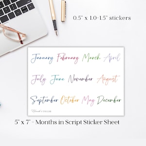 Pode incluir: Uma folha de adesivos branca com os meses do ano em uma fonte de script colorida. A folha é rotulada como "5" x 7" - Months in Script Sticker Sheet" e inclui o texto "0.5" x 1.0-1.5" stickers".