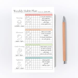 K&ouml;nnte beinhalten: Ein wei&szlig;er Wochenplan mit einem hellbraunen Bleistift. Der Plan enth&auml;lt Abschnitte f&uuml;r Morgen, Nachmittag, fr&uuml;hen Abend und Nacht mit Kontrollk&auml;stchen f&uuml;r t&auml;gliche Aufgaben wie Meditation, Fr&uuml;hst&uuml;ck und Tagebuch.