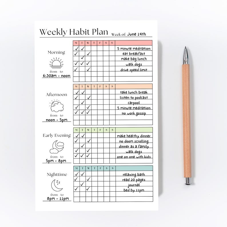 K&ouml;nnte beinhalten: Ein wei&szlig;er Wochenplan mit einem hellbraunen Bleistift. Der Plan enth&auml;lt Abschnitte f&uuml;r Morgen, Nachmittag, fr&uuml;hen Abend und Nacht mit Kontrollk&auml;stchen f&uuml;r t&auml;gliche Aufgaben wie Meditation, Fr&uuml;hst&uuml;ck und Tagebuch.