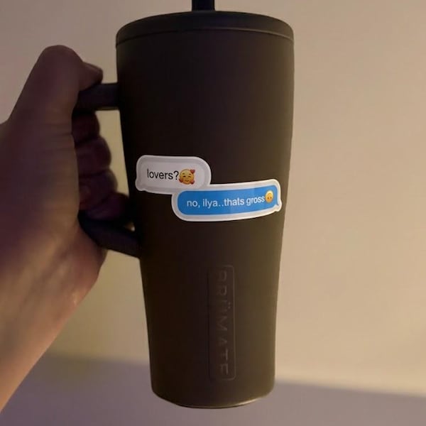 予約注文 | ホッケーロマンスの白熱したライバル関係のステッカー | 面白い恋人たちのテキストバブル