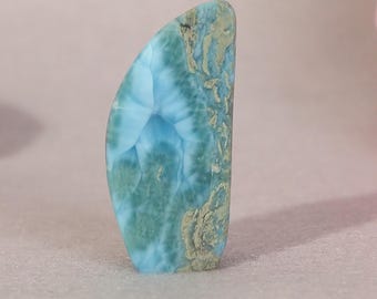 Schilderachtige kleurrijke Larimar-steen in vrije vorm, natuurlijk Dominicaanse larimar-exemplaar, meditatiesteen cadeau