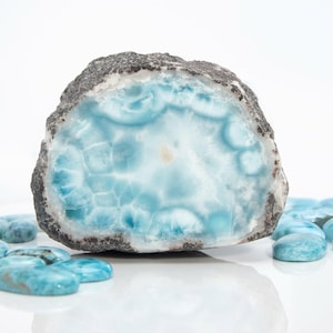 Top Larimar Specimen, Larimar Halber Geode-ähnlicher Stein, Schildkröten Muster Larimar Specimen