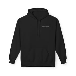Puede incluir: Sudadera con capucha negra con bolsillo de canguro y capucha con cordón. La palabra "UNDERGROUND" está impresa en una fuente gris claro en la parte superior del pecho.