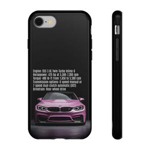 Puede incluir: Funda de teléfono negra con un coche deportivo BMW M4 rosa. La funda incluye especificaciones técnicas: motor S55 3.0L Twin-Turbo Inline-6, 425 CV, 550 Nm de par y tracción trasera. La funda está diseñada para proteger el teléfono.
