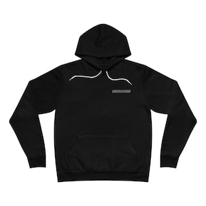 Puede incluir: Sudadera con capucha negra con bolsillo delantero y cordón blanco. La palabra "UNDERGROUND" está impresa en una fuente pequeña, gris claro en el área del pecho superior de la sudadera.