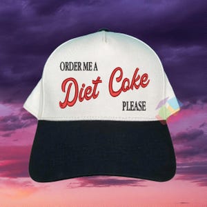 Bestellen Sie mir einen Diet Coke Hut, witzige bestickte Truckerkappe, freches Getränkzitathut, Popkulturgeschenk für sie, trendiges Sommeroutfit