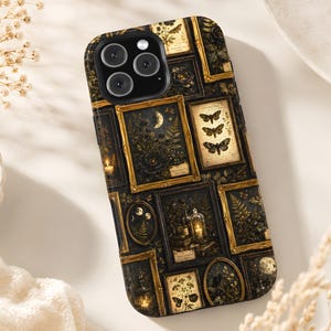 Custodia per iPhone MagSafe con motivo parete di galleria botanica scura, cover gotica floreale con falena e luna