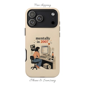 Può includere: Custodia per telefono beige con una grafica di una persona a una scrivania del computer. Il testo "mentally in 2007" è sopra l'illustrazione. La custodia è progettata per telefoni iPhone e Samsung.