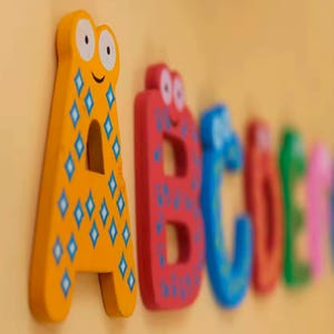 26 imanes de madera hechos a mano para el alfabeto, juguetes Montessori para niños pequeños, juguetes ecológicos, letras magnéticas de madera para aprender y jugar.