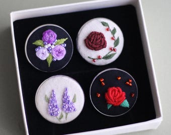 Handgeborduurde bloemenbrochespelden met glaskralen: rozen en seringen Design