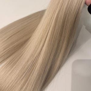 Sandblond slavisk hårförlängning, tejpning, K-spets, nanospets
