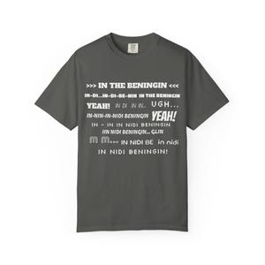 ユーモラスな「In the beninging」ガーメントダイTシャツ、面白いシャツ、カジュアルTシャツ、友人へのギフト、風変わりな服、普段着、誕生日プレゼント