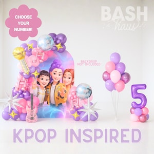 Może przedstawiać: Zestaw dekoracji na imprezę w stylu K-pop z łukiem balonowym, balonem z cyfrą 5 i bukietem balonów. Łuk zawiera mikrofon, gitarę i kule dyskotekowe. Tekst brzmi "Choose Your Number!" i "KPOP INSPIRED."