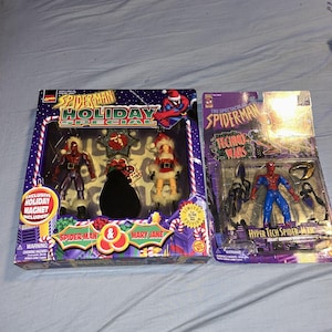 Può includere: Due set di action figure di Spider-Man. Uno è uno speciale natalizio con le figure di Spider-Man e Mary Jane, un cappello da Babbo Natale e un sacco regalo. L'altro è una figura di Hyper Tech Spider-Man con accessori, entrambi nella confezione originale.