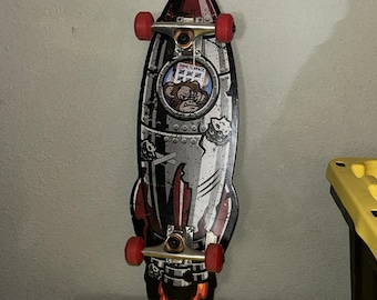 Tabla de skate CredHedz Sakar Rocket con forma de mono astronauta