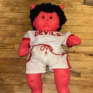 Sun Devils Basketball-Plüschtier Teufelskind mit Trikot, seltsam, einzigartig, gruselig