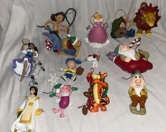Lote de 13 enfeites de Natal da Hallmark Disney: Ursinho Pooh, Tarzan e Anões.