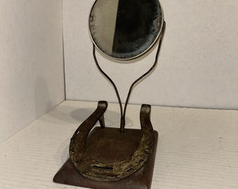 Espejo de escritorio vintage con forma de herradura de la suerte, estante decorativo de metal y madera.