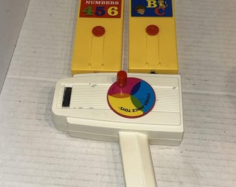 Reproductor de películas Fisher Price antiguo con 2 películas educativas de números y letras E1