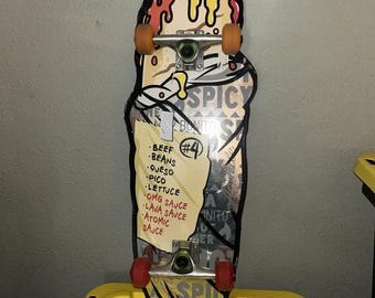 Tabla de skate CredHedz Sakar Burrito con forma de burrito, con algo de desgaste.