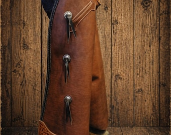 Chaparreras vaqueras de cuero hechas a mano con canesú repujado a mano y flecos. Equipo de rodeo y equitación. Chaparreras vaqueras de gamuza para rancho y equitación.