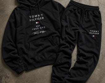 Completo da uomo ispirato a Tommy Hilfiger, composto da felpa con cappuccio e pantaloni della tuta in pile con logo, ideale per jogging e streetwear.