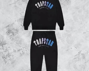 Completo sportivo Black Trapstar: felpa con cappuccio e pantaloni della tuta per uno stile streetwear urbano.