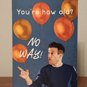 Puede incluir: Tarjeta de cumpleaños con fondo azul. Presenta el texto "You're how old? No Way!" e ilustraciones de globos naranjas y dorados. Un hombre de dibujos animados con un suéter azul señala los globos.