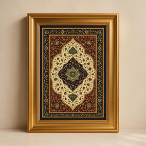 Puede incluir: Una impresión enmarcada de una alfombra ornamentada con un marco dorado. La alfombra presenta un diseño central de medallón en azul marino, crema y rojo, rodeado de patrones florales. El marco es de color dorado cálido, lo que añade elegancia a la obra.