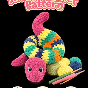 Pode incluir: Um padrão de crochê de cobra colorido com o texto "Snake Crochet Pattern". A cobra é rosa, amarela, verde, azul e laranja. Inclui fios, agulhas de crochê e ícones para iniciantes, padrão PDF fácil e download instantâneo.