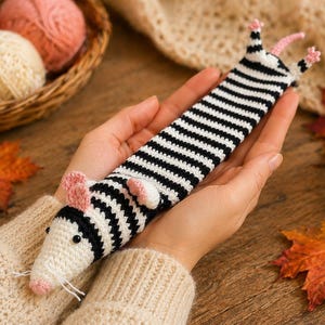 Wzór na szydełkową myszkę w formacie PDF | Zabawka amigurumi, wzór w długie paski (do natychmiastowego pobrania)