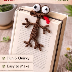 Puede incluir: Un marcapáginas de ganchillo con forma de lagarto marrón con ojos blancos y lengua roja, colocado en un libro. La imagen muestra las palabras "Crochet Lizard Bookmark" y el texto "Fun & Quirky", "Easy to Make" y "Great Gift Idea".