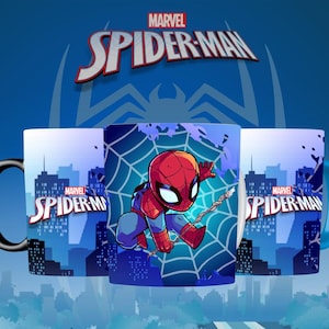 Może przedstawiać: Ceramiczny kubek z grafiką postaci Spider-Mana z kreskówki w czerwono-niebieskim kostiumie, umieszczony na tle białej pajęczyny. Kubek zawiera również logo Marvel Spider-Man oraz niebieską sylwetkę panoramy miasta.