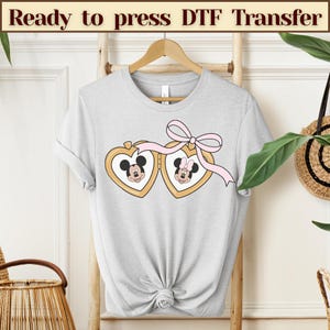 Maglietta con medaglione, fiocco con medaglione carino Dtf, Minnie Mickey Lover Dtf, carino Disneyworld adulto Dtf, Mickey Coquette Dtf, pronto per la stampa, trasferimento Dtf