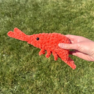 Peluche di gambero all'uncinetto, divertente creatura marina amigurumi, giocattolo da scrivania unico a tema oceano, idea regalo