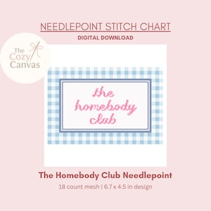 Pu&ograve; includere: Un grafico digitale per punto croce con la scritta "The Homebody Club" in rosa, su uno sfondo a quadretti blu e bianchi. Il disegno misura 17 x 11,4 cm ed &egrave; un download digitale.