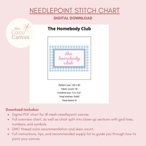 Pu&ograve; includere: Schema di punto croce digitale intitolato "The Homebody Club". Il design presenta un motivo a quadretti blu e bianco con una cornice rettangolare. All'interno della cornice, le parole "the homebody club" sono scritte in rosa. La dimensione finita &egrave; di 18,3 x 12,7 cm.