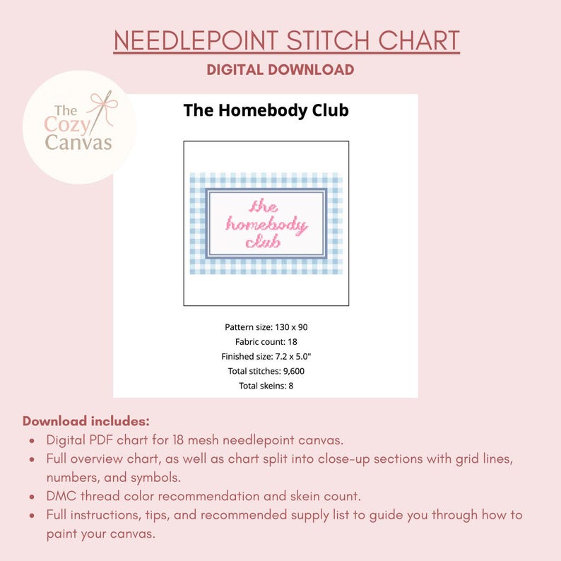 Pu&ograve; includere: Schema di punto croce digitale intitolato "The Homebody Club". Il design presenta un motivo a quadretti blu e bianco con una cornice rettangolare. All'interno della cornice, le parole "the homebody club" sono scritte in rosa. La dimensione finita &egrave; di 18,3 x 12,7 cm.