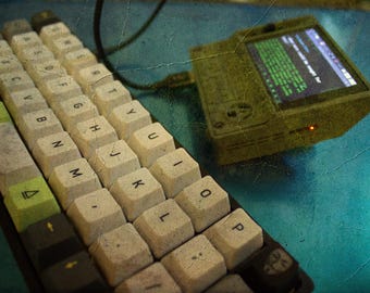 MicroTermV3 - Un computer tascabile/cyberdeck per scrivere senza distrazioni e altro ancora