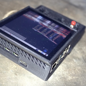 UltiPi5000 Cyberdeck Build: Raspberry Pi 5 portátil con pantalla táctil de 4 pulgadas y SAI