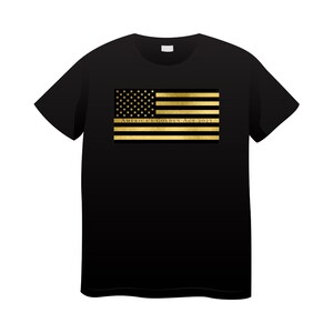 Könnte beinhalten: Schwarzes T-Shirt mit einem amerikanischen Flaggen-Design aus Goldfolie und dem Text "America's Golden Age 2025".