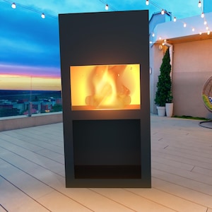 Könnte beinhalten: Ein moderner, dunkelgrauer Außenkamin mit rechteckigem Design. Der Kamin verfügt über eine leuchtende Feueranzeige und einen offenen Stauraum darunter. Die Szene spielt sich auf einer Dachterrasse mit Sonnenuntergang und Lichterketten ab.