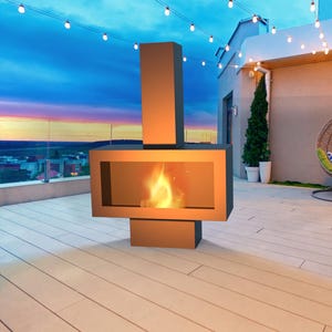 Könnte beinhalten: Ein moderner Außenkamin mit rechteckigem Feuerraum und hohem Schornstein. Der Kamin ist bronzefarben und steht auf einer Holzterrasse. Ein Feuer brennt im Inneren. Der Hintergrund zeigt einen Sonnenuntergang und einen Hängesessel.