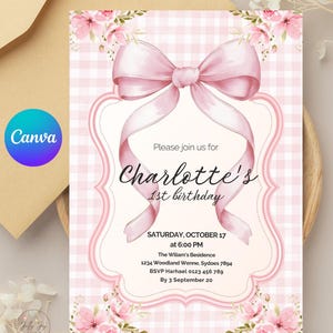 Pode incluir: Um cartão de convite retangular com padrão xadrez rosa claro e branco, decorado com flores em aguarela rosa no topo e na base. Um grande laço de fita rosa encontra-se acima do texto: Please join us for Charlotte's 1st birthday.