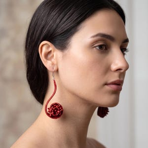 Pendientes botánicos impresos en 3D con forma de vaina de helecho, colgantes en espiral rojos, joyería orgánica llamativa.