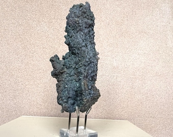 Formación de calcedonia botrioidal – Ágata uva en pedestal – N.° 05 – Indonesia