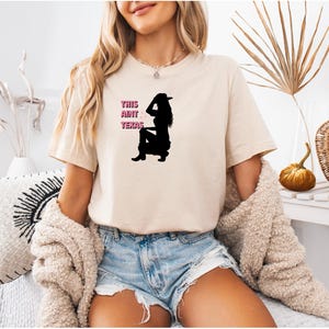 ウエスタンバイブユニセックスTシャツ、カウガール向けカジュアルスタイルグラフィックTシャツ、ロデオ衣装、カウボーイカーターフィット、テキサス人へのギフト、ヘビーコットンシャツ