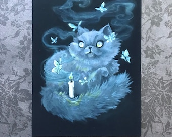 Può includere: Un dipinto blu e bianco di un gatto con una candela e farfalle. Il gatto è circondato da un'aura blu e bianca simile al fumo.